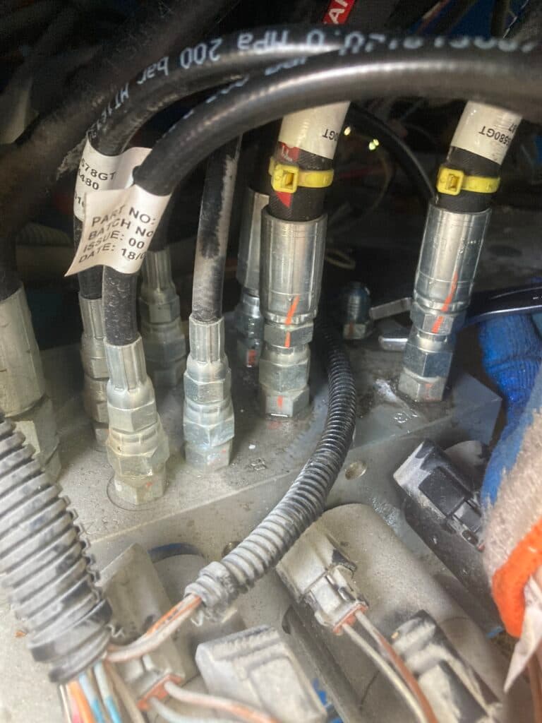 Nowy przewód hydrauliczny z tabliczką QR