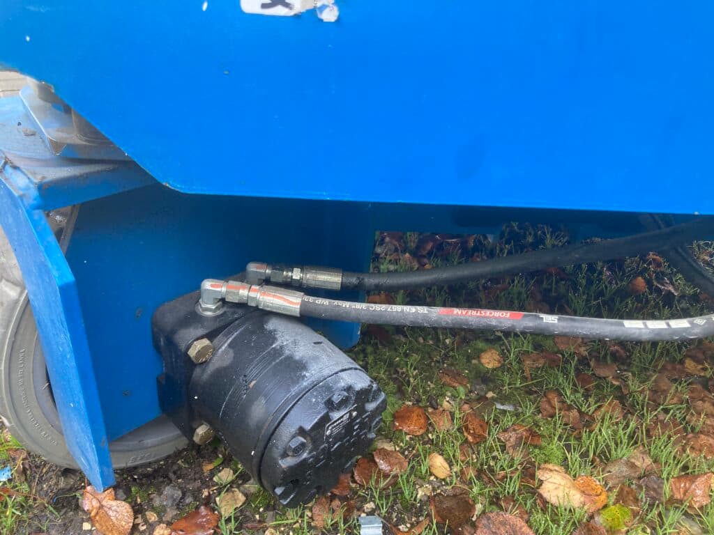 Awaria węża hydraulicznego  -  wyciek oleju