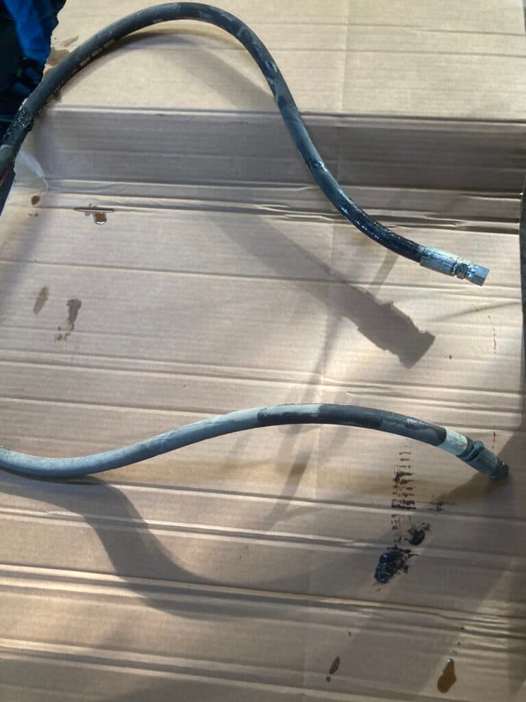 Uszkodzony wąż hydrauliczny  -  zdjęcie serwisowe