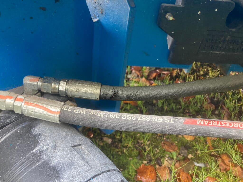 Wyciek oleju na posadzce po awarii węża